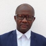 ADVOGADO ZOLA BAMBI DENUNCIA “BALA PERDIDA” ATINGIDA A SUA VIATURA EM LUANDA