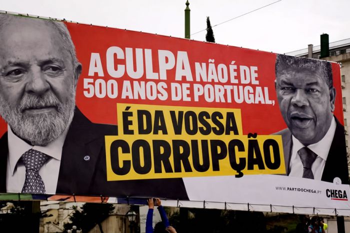 CHEGA AFIXA CARTAZ SOBRE CORRUPÇÃO DURANTE POSSE DE SEGURO E CRITICA PRESENÇA DE JOÃO LOURENÇO