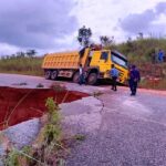 NO UÍGE: RAVINA AMEAÇA ENGOLIR ESTRADA NACIONAL 140 E POR UM TRIZ CAMIÃO É ENGOLIDO