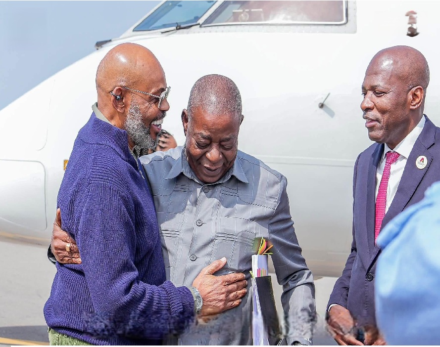 GOVERNADOR ERNESTO MUANGALA JÁ NO NAMIBE PARA PARTICIPAR NA SEMANA DO DESENVOLVIMENTO LOCAL