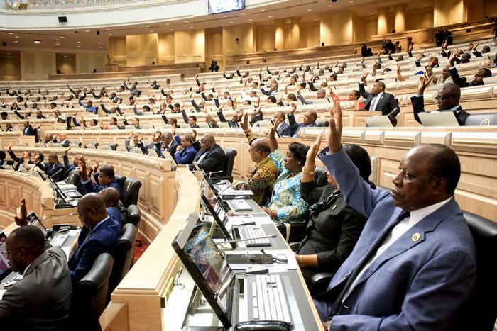 PARLAMENTO ANGOLANO PODE TRAVAR PASTORES “CHARLATÕES” E APROVA LEI QUE EXIGE FORMAÇÃO SUPERIOR EM TEOLOGIA PARA LÍDERES RELIGIOSOS