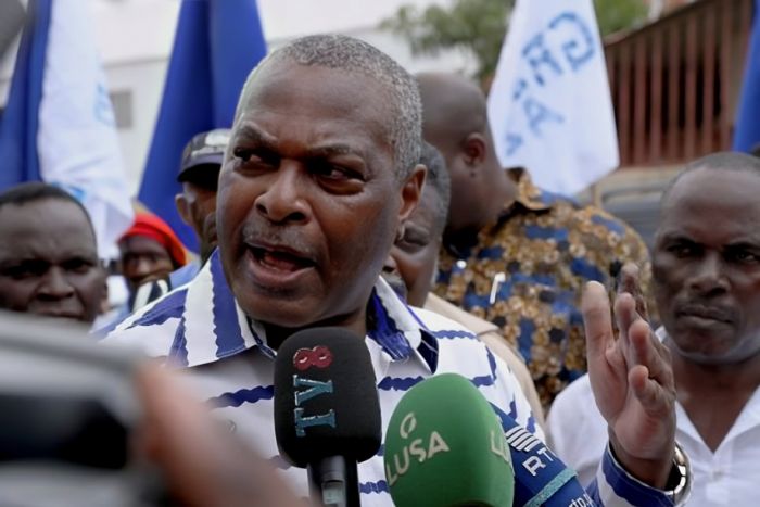 ABEL CHIVUKUVUKU AFIRMA QUE FILHO FOI ACONSELHADO A INGRESSAR NO MPLA PARA CONSEGUIR EMPREGO